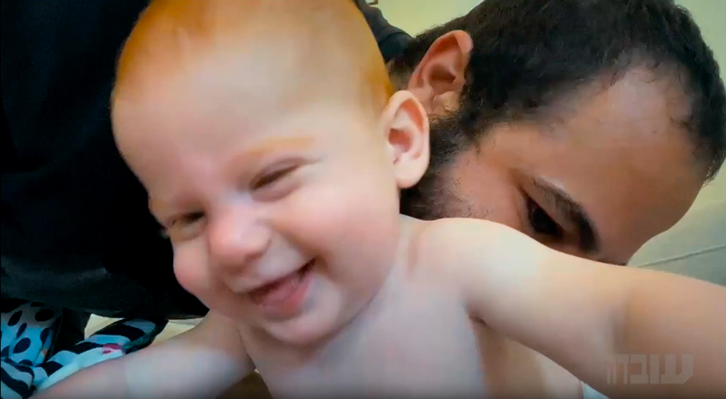 Kfir de 10 meses. Ariel de 4 años. Sus padres Shiri y Yarden. Es la familia Bibas. Todos secuestrados por los terroristas de Hamás en Gaza. Se les invita a ver un documental de 21 minutos sobre ellos.